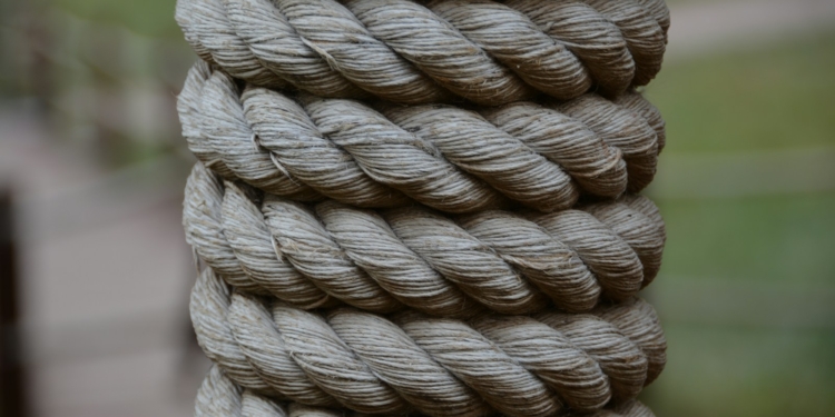 a close up of a rope with a blurry background