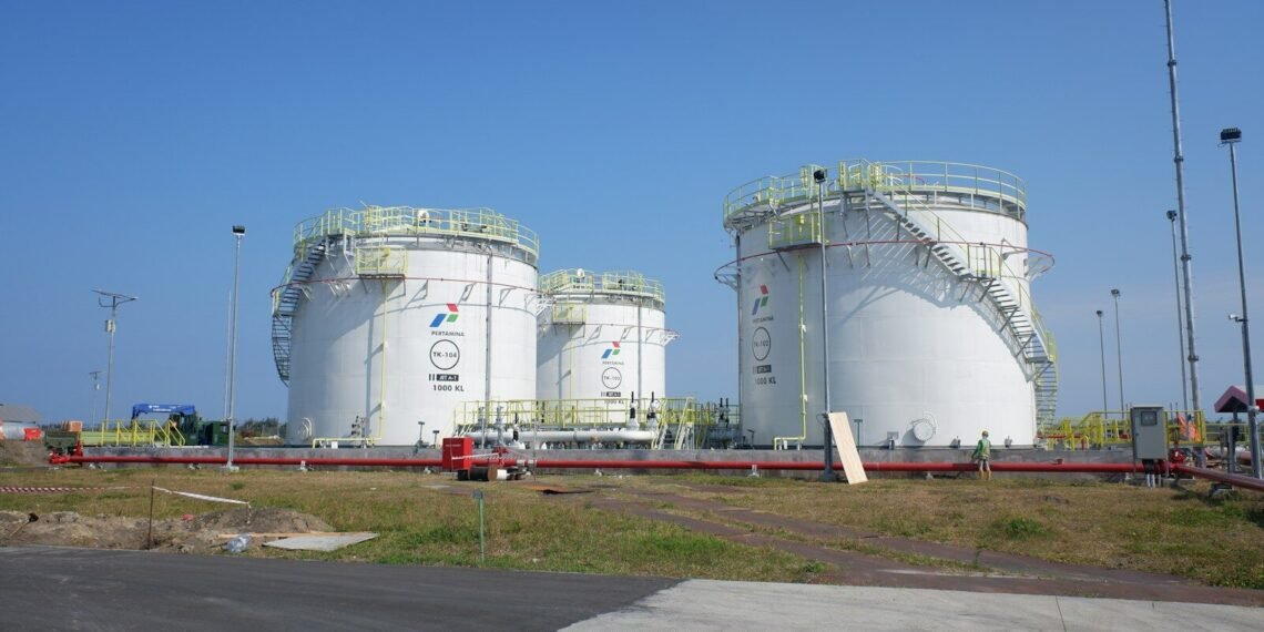 Industrial gas storage tanks
