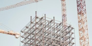Construction labor shortage illustration